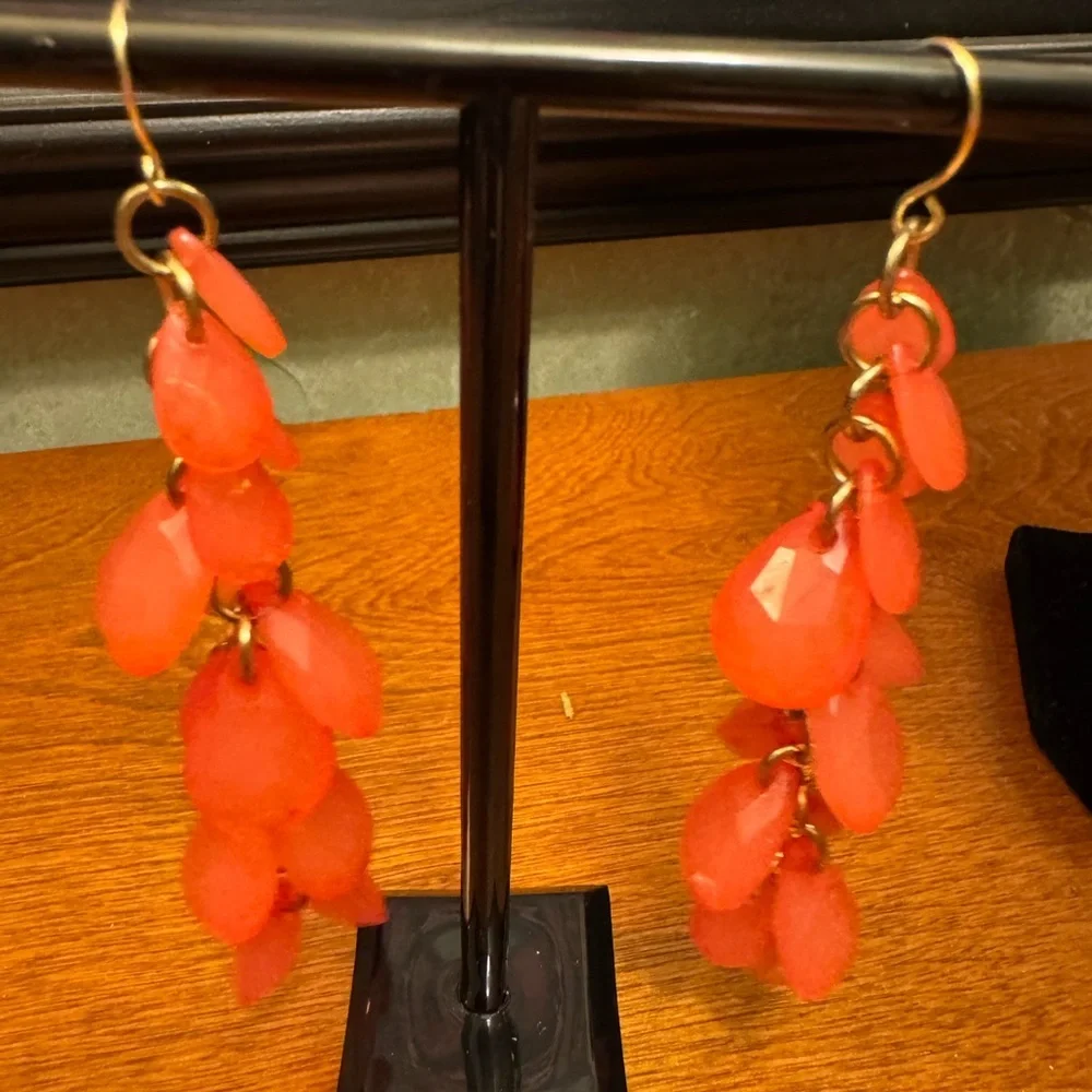 Coral Colored Faceted Bead Teardrop Cluster Necklace & Earring Set - Picture 2 of 5